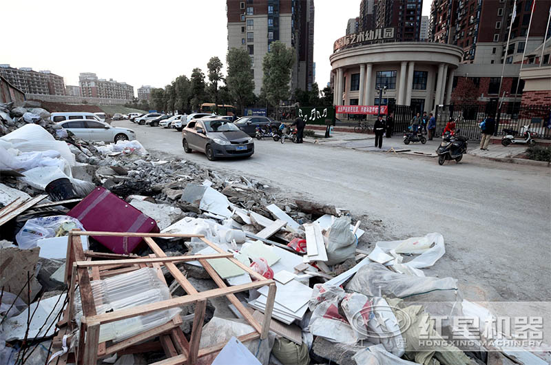 堆放在路边的建筑垃圾 建筑垃圾堆放问题