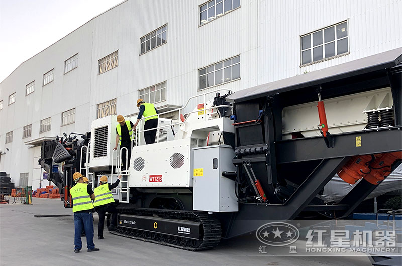 客户参观移动式破碎机 客户参观移动式破碎机