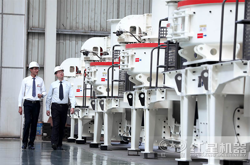 客户参观新型环保制砂机 客户参观新型环保制砂机