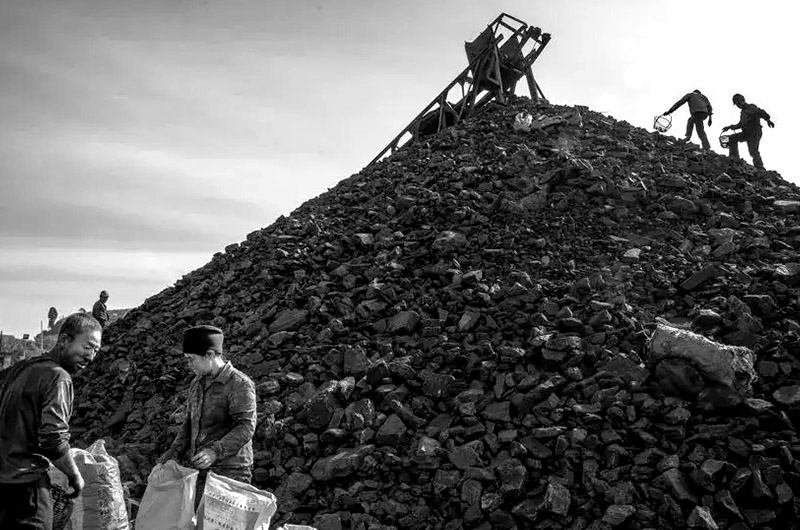 大量煤矸石堆积 大量煤矸石堆积